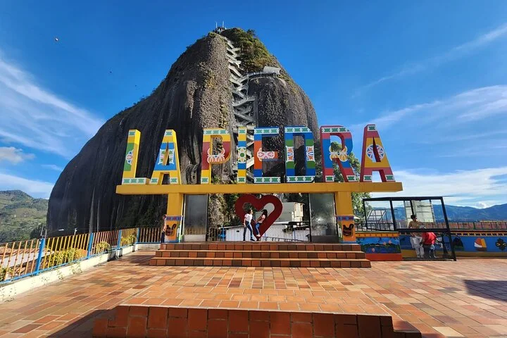 Piedra del Peñol Enriquece tu experiencia en Guatapé explorando otras joyas colombianas con los tours especializados como Medellín Encanto Paisa, Medellín Innovadora, y Colombia Metropolitana Bogotá-Medellin. Estos tours te llevarán más allá, revelando la diversidad y la riqueza cultural que Colombia tiene para ofrecer.